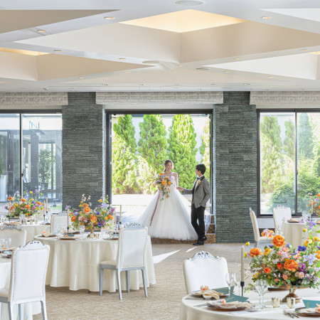 貸切のプライベートガーデンが併設の披露宴会場では多数の演出が実現可能です