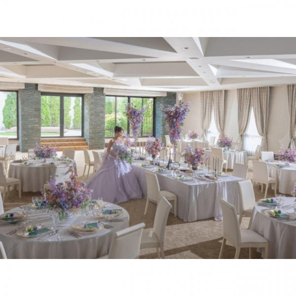 披露宴会場【オペラ】。プライベートガーデン付の会場。ニュートラスなデザインなのでカラードレスも◎