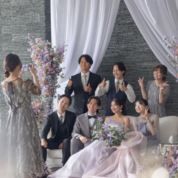 披露宴会場【オペラ】。プライベートガーデン付の会場。ニュートラスなデザインなのでカラードレスも◎