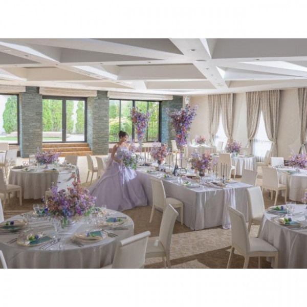 披露宴会場【オペラ】。プライベートガーデン付の会場。ニュートラスなデザインなのでカラードレスも◎