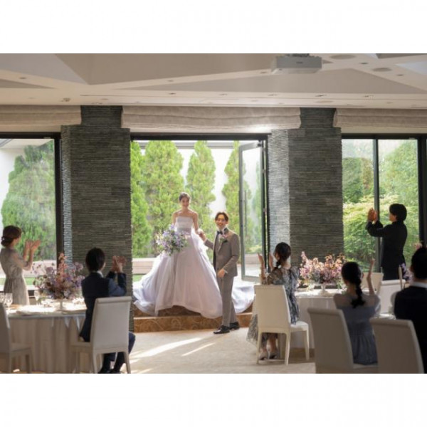 披露宴会場【オペラ】。プライベートガーデン付の会場。ニュートラスなデザインなのでカラードレスも◎