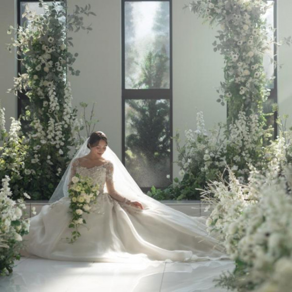 陽光のチャペルでのウェディングフォト。陽光が照らす幻想的な時間を堪能して