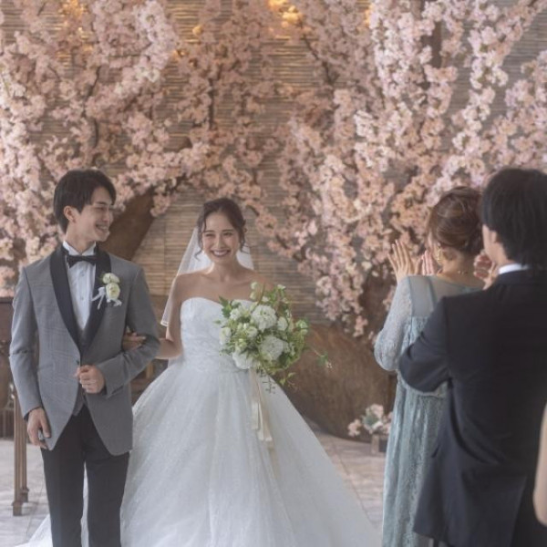 春の土日は1年前には埋まってしまう人気シーズン。満開の桜の中で人前式も対応可