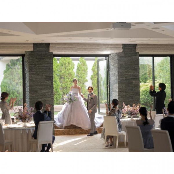 披露宴会場【オペラ】。プライベートガーデン付の会場。ニュートラスなデザインなのでカラードレスも◎