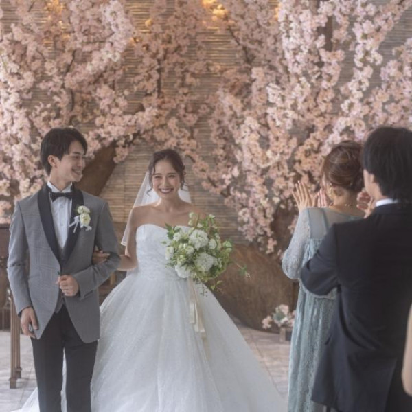 春の土日は1年前には埋まってしまう人気シーズン。満開の桜の中で人前式も対応可