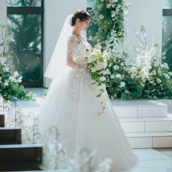 披露宴会場【ミュゼ】ゴージャスなシャンデリアの豪華な会場。スタイリッシュな衣裳との相性も◎