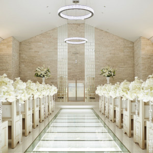 透き通るバージンロードがドレスをさらに輝かせる幻想的な空間|フレアージュ スウィートの写真(55427369)