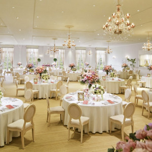 シックから大人可愛いコーディネートまで、ふたりの好みに合わせて叶える開放的なパーティ会場|フレアージュ スウィートの写真(55427890)