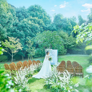 青空の下、緑溢れる開放的な空間でオリジナルのガーデン挙式|フレアージュ スウィートの写真(55428051)