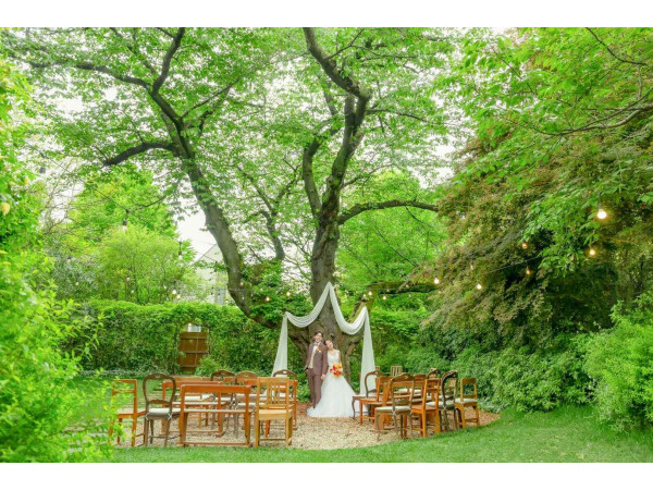 樹齢120年の桜の大樹が見守るガーデン挙式スペース