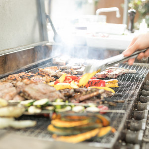 お肉料理のなかでBBQ演出も◎よりアットホームウェデングが叶う♪|ラ・クラリエールの写真(45111496)