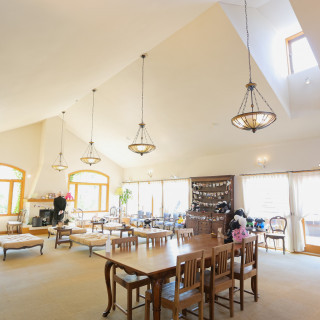 ヴィンテージ家具だけで取り揃えたゲスト控室
天井も高く開放的でリラックスできる空間