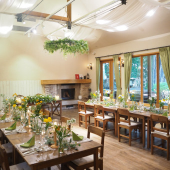 パーティ会場内からもグリーンが見えアットホーム空間に*