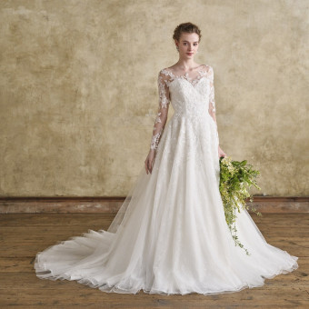 1万5千点ものドレスから運命の1着が見つかる*