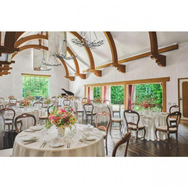 2階建て吹き抜けの解放感あふれる会場木目カラーを基調にした会場をおふたり色に演出します*。