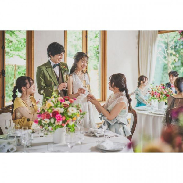 自然光と緑を贅沢に堪能できる披露宴会場おふたりが過ごすメインテーブルもすべてオーダーメイドで*.