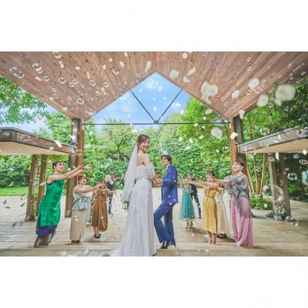 屋外だからこそアットホームでゲストと近い距離で喜びを分かち合える瞬間