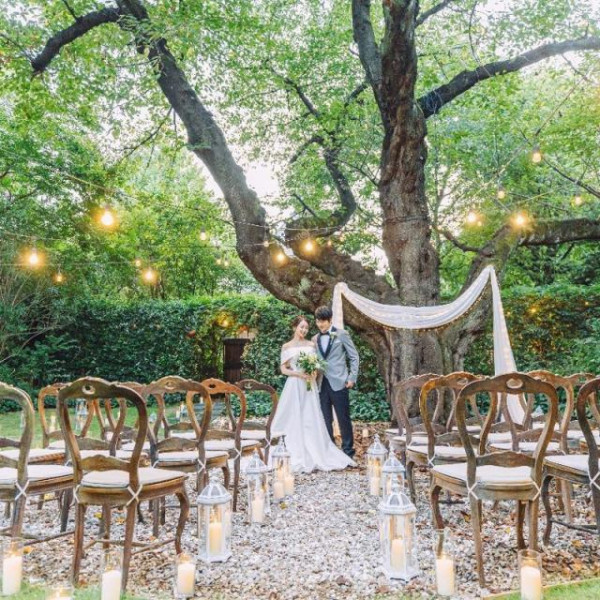 樹齢120年以上の桜の木がおふたりの大切な瞬間を見守るガーデン挙式