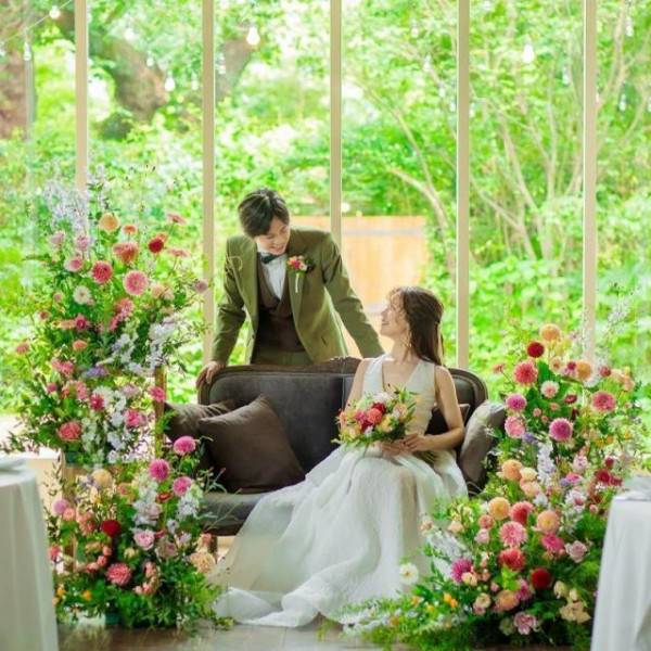 ナチュラルと上質をどちらも叶える開放的な空間で室内に居ても自然光と緑を贅沢に堪能できる披露宴会場