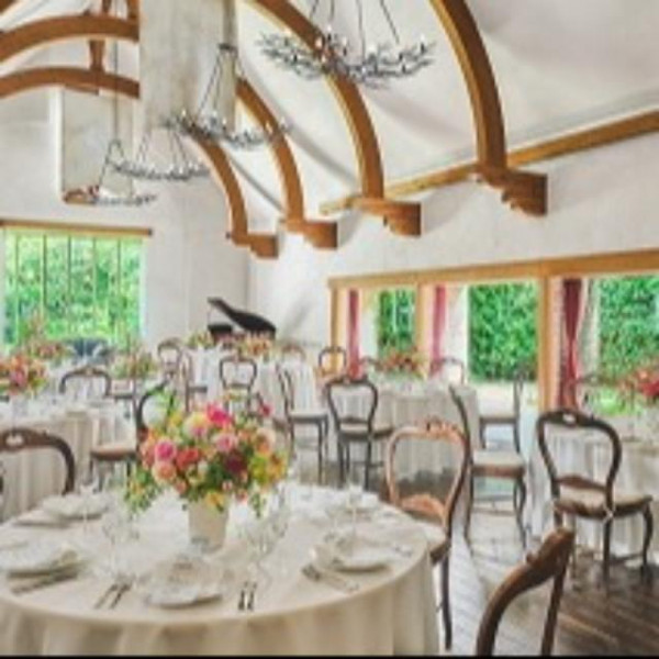 ナチュラル×上質どちらも叶える開放的で2階建て吹き抜けアーチ型天井で室内にいても自然光と緑を贅沢に