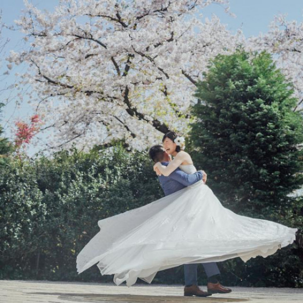 この地に生え続けている樹齢120年の桜の木毎年淡いピンク色の花を咲かせ多くの方々を見守っています