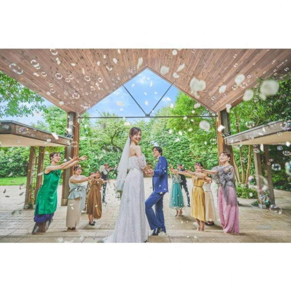 笑顔溢れるおふたりを祝福◎屋外だからこそアットホームでゲストと近い距離で喜びを分かち合える瞬間