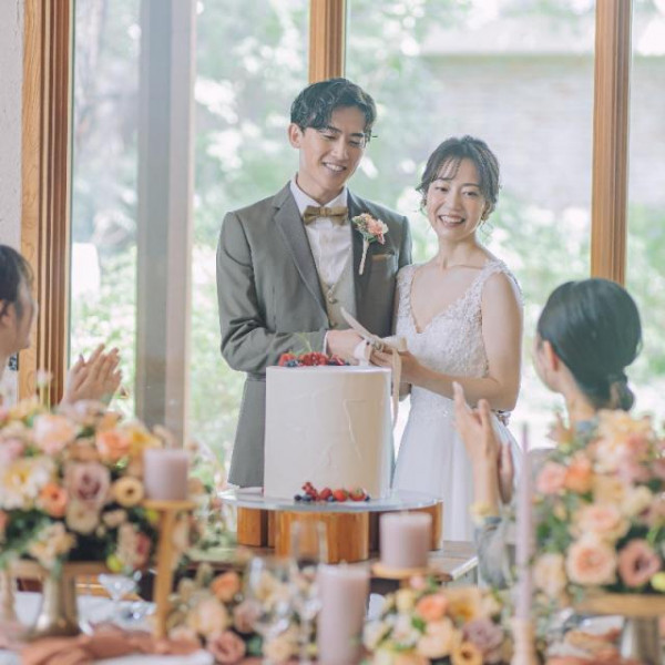 まるでご自宅へ招いたかのようにゲストの皆さまとお時間を共有することが出来るパーティー会場