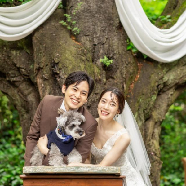 天然芝はペット連れの方にも安心！大切な愛犬とおふたりらしいお写真を♪