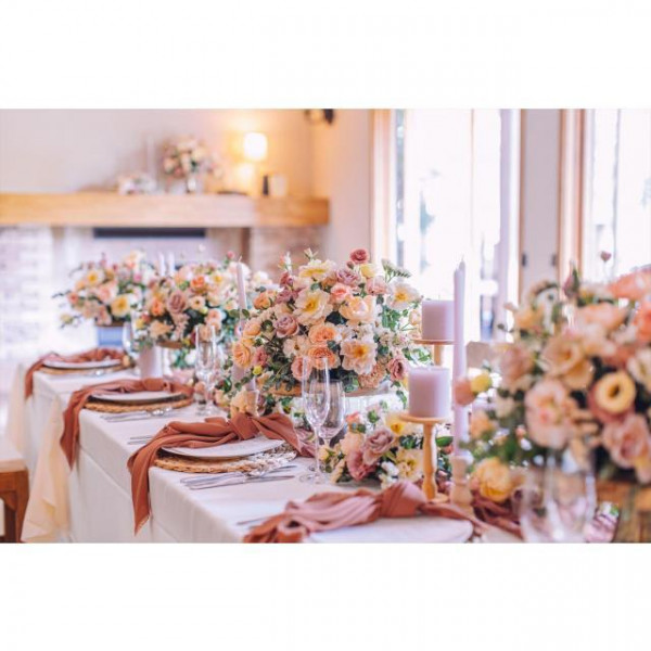 自然光と緑を贅沢に堪能できる会場おふたりが過ごすテーブルコーディネートもすべてオーダーメイドで*