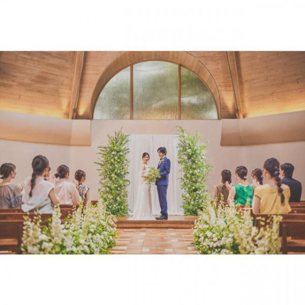 天井高18mの天窓から自然光が降り注ぐ木の温もり溢れる全天候型独立チャペル*。