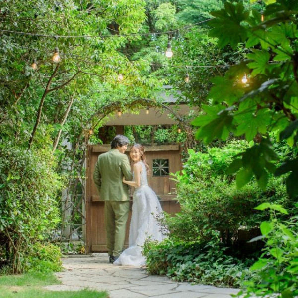 常緑樹だからこそ敷地内すべてがフォトスポットどのシーズンも緑あふれた空間に◎