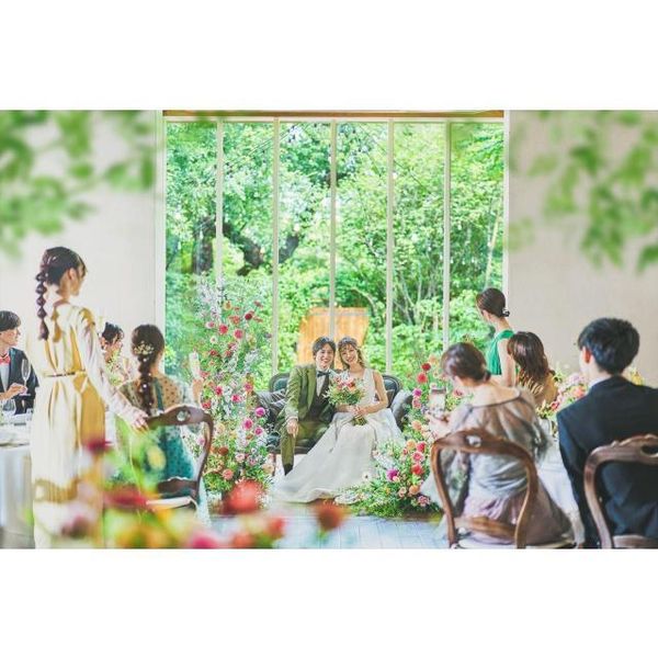 自然光と緑を贅沢に堪能できる披露宴会場おふたりが過ごすメインテーブルもすべてオーダーメイドで*.