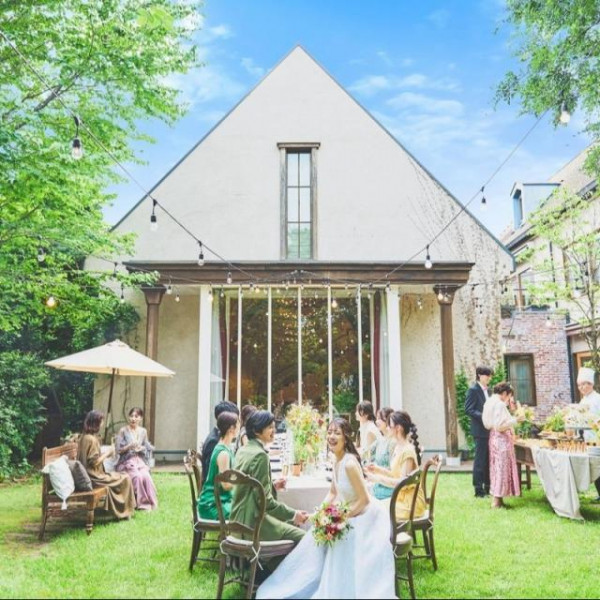 自然光と緑を贅沢に堪能できる披露宴会場おふたりが過ごすメインテーブルもすべてオーダーメイドで*.