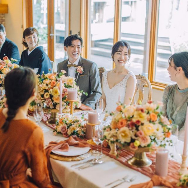 解放感あふれる会場木目カラーを基調にした会場をおふたり色に演出します*。