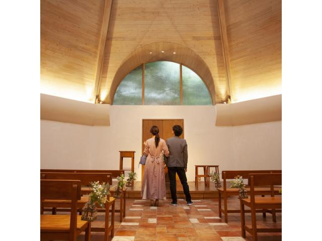 光差し込むチャペルでの演出体験