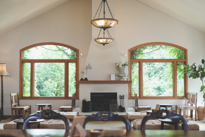 大きな窓から見える緑の景色*。都会の喧騒からはなれたリゾートに遊びに来たような空間