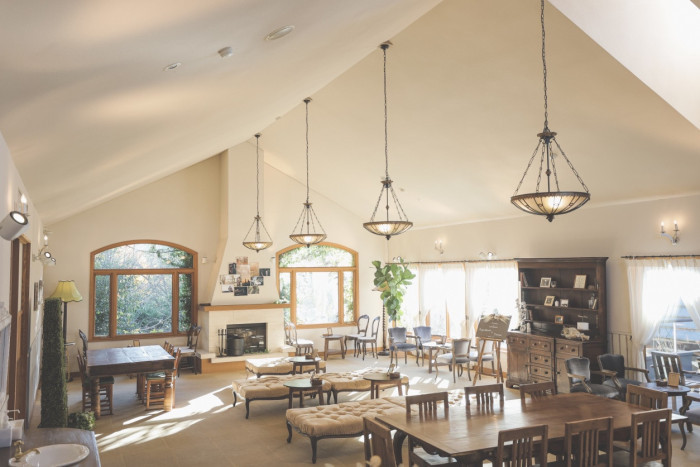 ヴィンテージ家具だけで取り揃えたゲスト控室 天井も高く開放的でリラックスできる空間