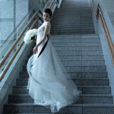螺旋階段に降り注ぐ光で、ドレスが見とれるほど綺麗。
挙式の後、ご新婦様のドレスのトレーンを後ろへ流していただいて、素敵なバックショットを撮れる場所でもございます。