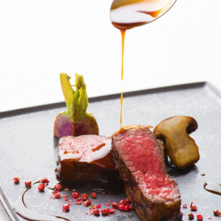オープンキッチン併設で出来立てのお料理をサーブ!!贅沢国産牛&オマール海老の無料試食をご用意♪