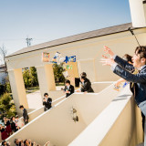 ゲストも盛り上がる、お菓子まき。階段上から親御様も含めて家族みんなでおもてなし!