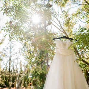 結婚式当日の朝。晴天にも恵まれた一日です！これからこのウエディングドレスを着て、バージンロードを歩きます♪|マリエール ガーデン バーベナの写真(1040649)