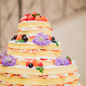 ウエディングケーキもおふたりのアイデアをカタチにした、世界でたったひとつのオリジナルケーキをお作りできます。|マリエール ガーデン バーベナの写真(7668343)
