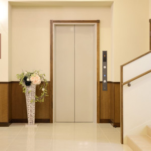 上階へはエレベーター完備でバリアフリーのため、年配のゲストにも安心。ホスピタリティ重視のふたりにおすすめ。|マリエール ガーデン バーベナの写真(346232)