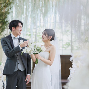 【2025年秋】チャペルリニューアル。藤の花をモチーフにしたコーディネートは、自然光と調和し、より温かみのある雰囲気を創り出します。|マリエール ガーデン バーベナの写真(56166262)