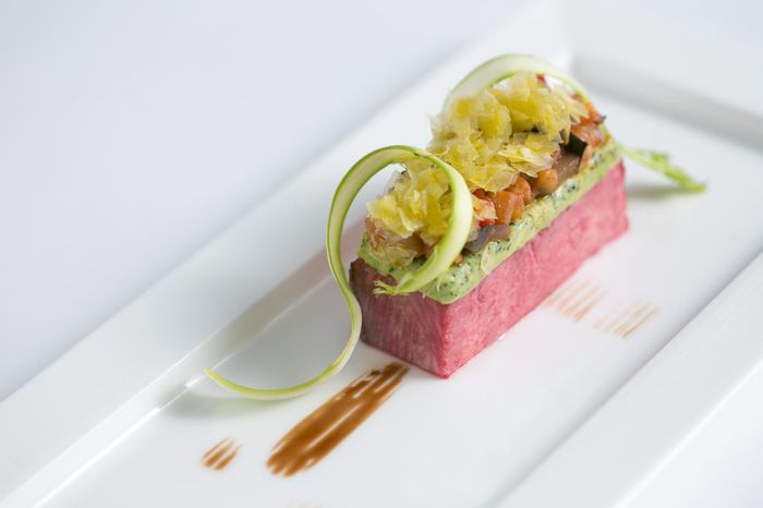彩り鮮やかで目でも楽しめる料理が披露宴に華を添える。