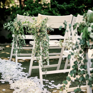 グリーンの装花とホワイトの花びらでナチュラルな雰囲気に|アーモニーアグレアーブル(旧：マノワール・ディノ)の写真(6782723)