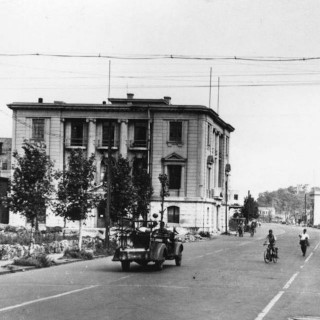 1921 年に誕生した「露亜銀行横浜支店」は、領事館など多様な施設として活用されてきました