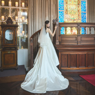 歴史ある洋館に調和する、着心地の良いドレスの数々