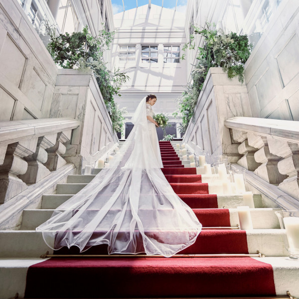 大階段のバージンロードがドラマチックなチャペル