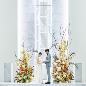 扉を開くと息をのむほど洗練された純白の空間が広がる。ウェディングドレスをまとった花嫁の美しさが、やわらかな光のなかでよりいっそう引き立ちます。|W the Bride's Suiteの写真(18323852)